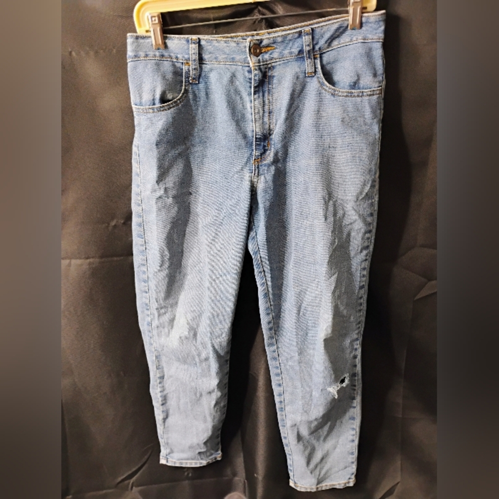 Women's light wash distressed mom jeans sz 10
